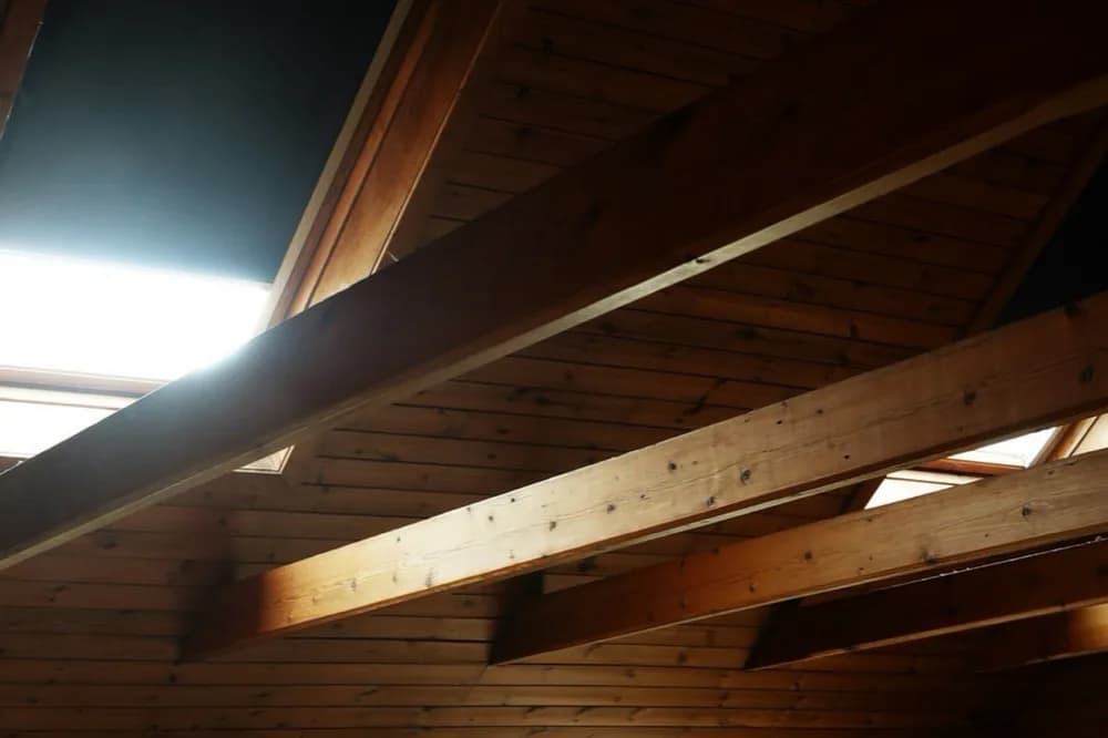 Solives et volige d'un comble, éclairées par une lucarne
