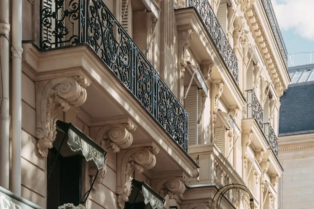 Façade d'un immeuble d'habitation aux balcons superposés