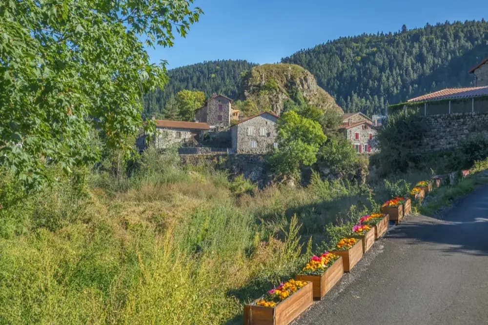 Hameau posé au creux d'un vallon verdoyant