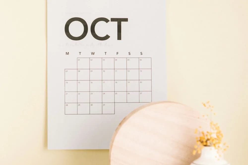 Calendrier mural imprimé, accroché près d'un objet de bois